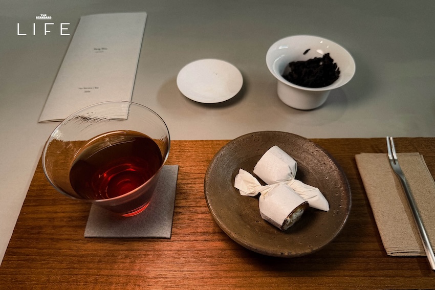 บรรยากาศเคาน์เตอร์บาร์และการชงชาที่ร้าน Sang Slua ทีบาร์ย่านท่าดินแดง 9