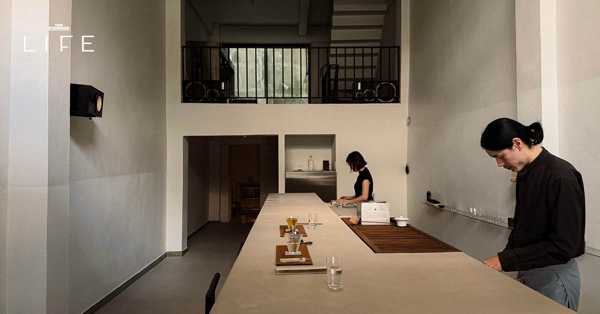 บรรยากาศเคาน์เตอร์บาร์และการชงชาที่ร้าน Sang Slua ทีบาร์ย่านท่าดินแดง