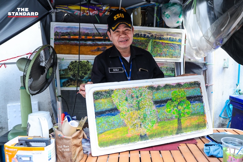 อารมณ์ พรหมเจริญ พนักงานรักษาความปลอดภัย กำลังวาดภาพสีน้ำบนแผ่นโฟม 1