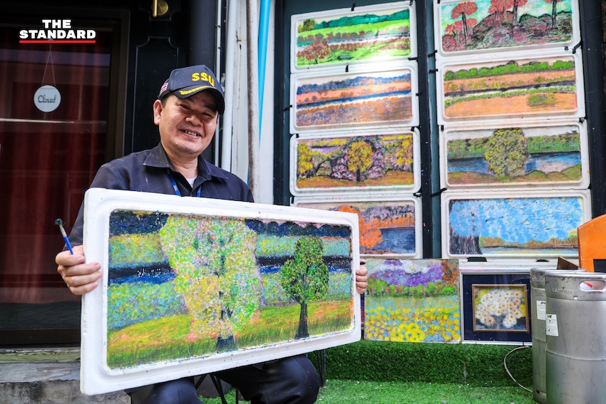 อารมณ์ พรหมเจริญ พนักงานรักษาความปลอดภัย กำลังวาดภาพสีน้ำบนแผ่นโฟม 11