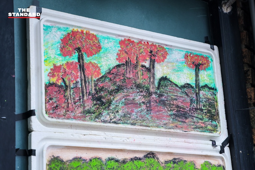 อารมณ์ พรหมเจริญ พนักงานรักษาความปลอดภัย กำลังวาดภาพสีน้ำบนแผ่นโฟม 13