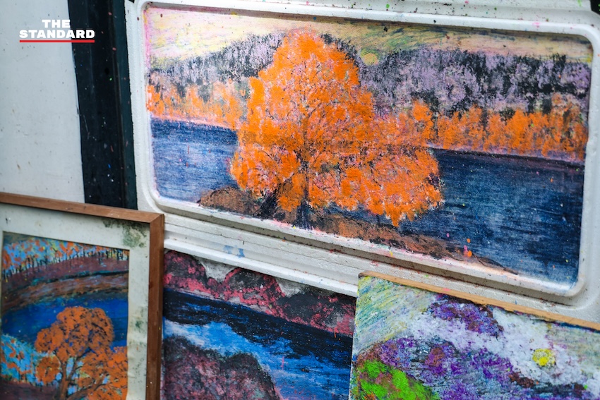 อารมณ์ พรหมเจริญ พนักงานรักษาความปลอดภัย กำลังวาดภาพสีน้ำบนแผ่นโฟม 3
