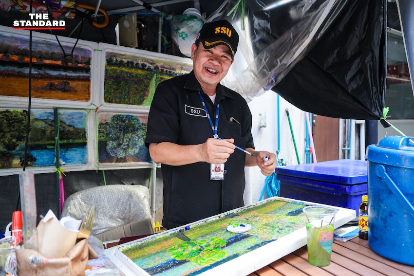 อารมณ์ พรหมเจริญ พนักงานรักษาความปลอดภัย กำลังวาดภาพสีน้ำบนแผ่นโฟม 6