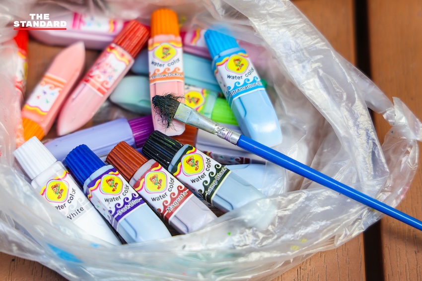 อารมณ์ พรหมเจริญ พนักงานรักษาความปลอดภัย กำลังวาดภาพสีน้ำบนแผ่นโฟม 8
