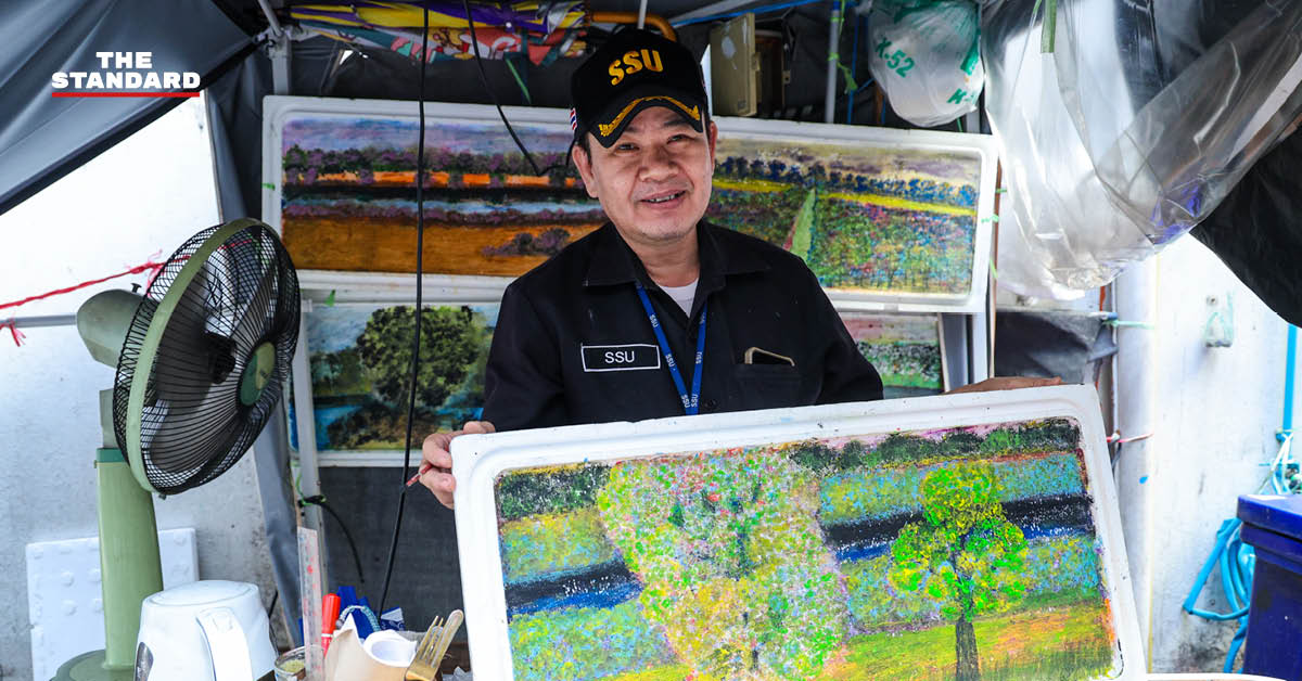 อารมณ์ พรหมเจริญ พนักงานรักษาความปลอดภัย กำลังวาดภาพสีน้ำบนแผ่นโฟม