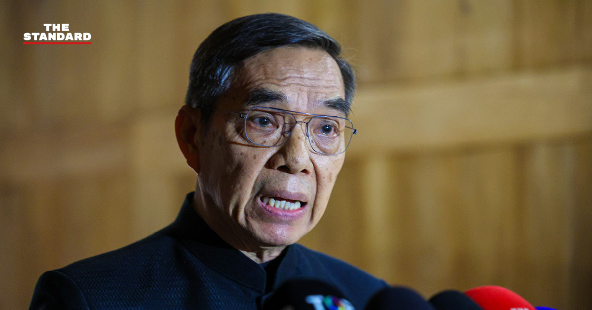 พ.ต.อ. กอบ อัจนากิตติ สมาชิกวุฒิสภา ให้สัมภาษณ์สื่อมวลชน