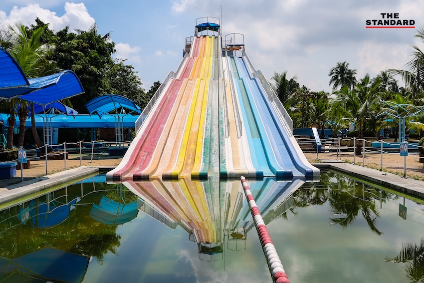 ภาพมุมสูงสวนสยามอะเมซิ่งพาร์คที่ถูกน้ำท่วมขังเกือบเต็มพื้นที่ มองเห็นเครื่องเล่นโผล่พ้นน้ำ 13