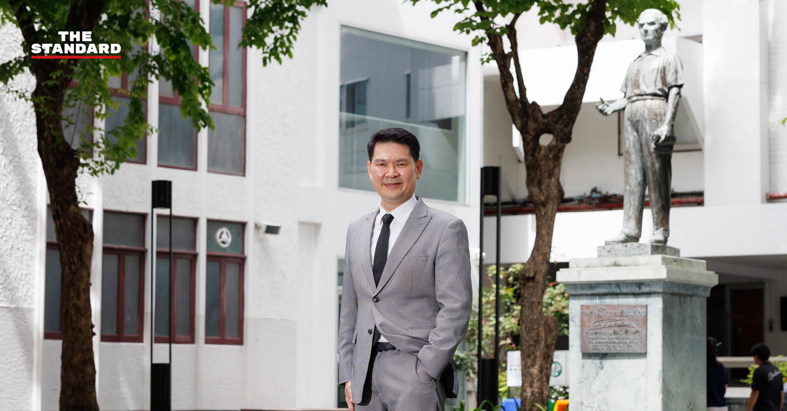 ภาพศาสตราจารย์ ดร.ธนะเศรษฐ์ ง้าวหิรัญพัฒน์ อธิการบดีมหาวิทยาลัยศิลปากร