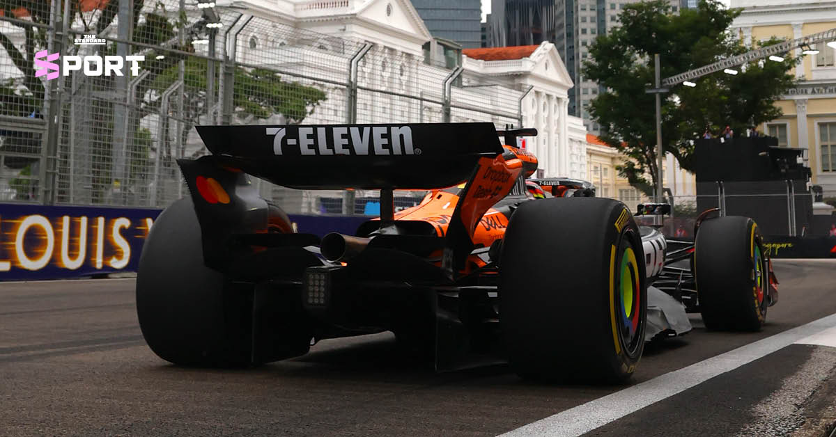 รถแข่ง F1 กำลังวิ่งอยู่บนสนามแข่ง Singapore GP