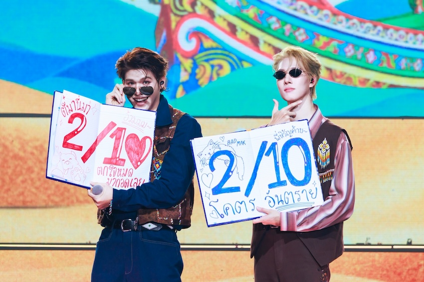 สกาย วงศ์รวี และ นานิ หิรัญกฤษฎิ์ กำลังแสดงบนเวทีในงานแฟนคอน 1