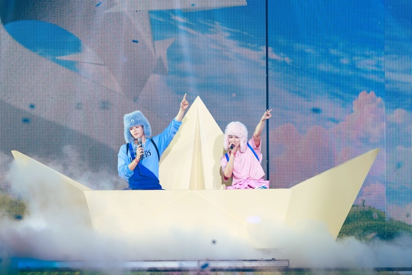 สกาย วงศ์รวี และ นานิ หิรัญกฤษฎิ์ กำลังแสดงบนเวทีในงานแฟนคอน 11