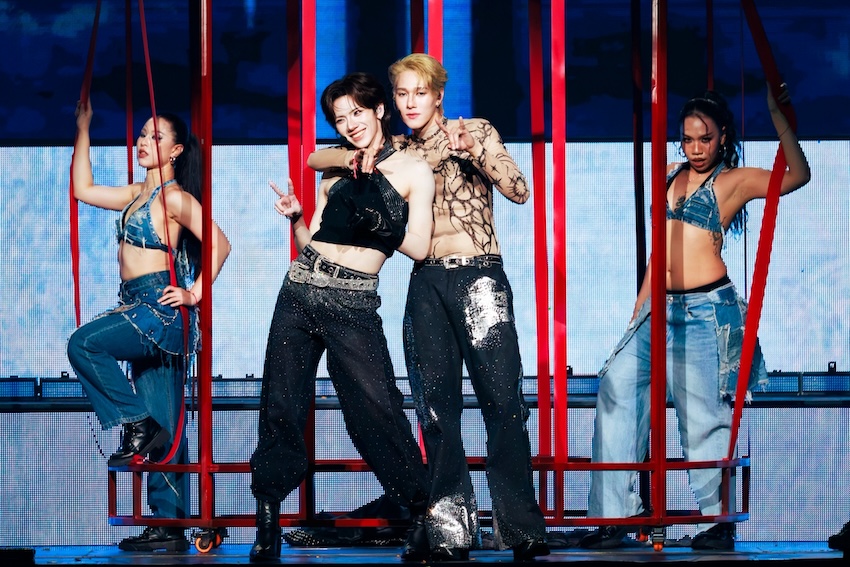 สกาย วงศ์รวี และ นานิ หิรัญกฤษฎิ์ กำลังแสดงบนเวทีในงานแฟนคอน 15