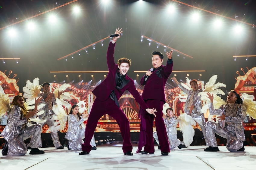สกาย วงศ์รวี และ นานิ หิรัญกฤษฎิ์ กำลังแสดงบนเวทีในงานแฟนคอน 16