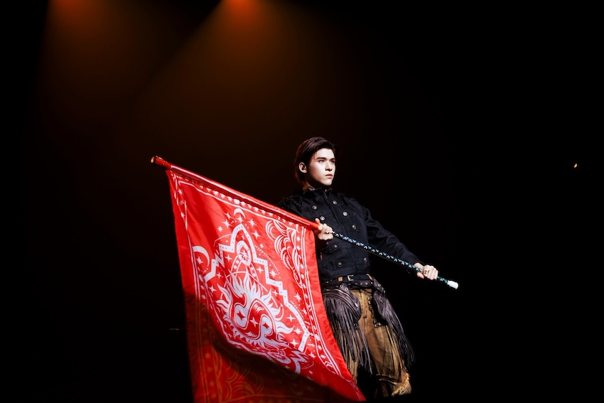 สกาย วงศ์รวี และ นานิ หิรัญกฤษฎิ์ กำลังแสดงบนเวทีในงานแฟนคอน 6