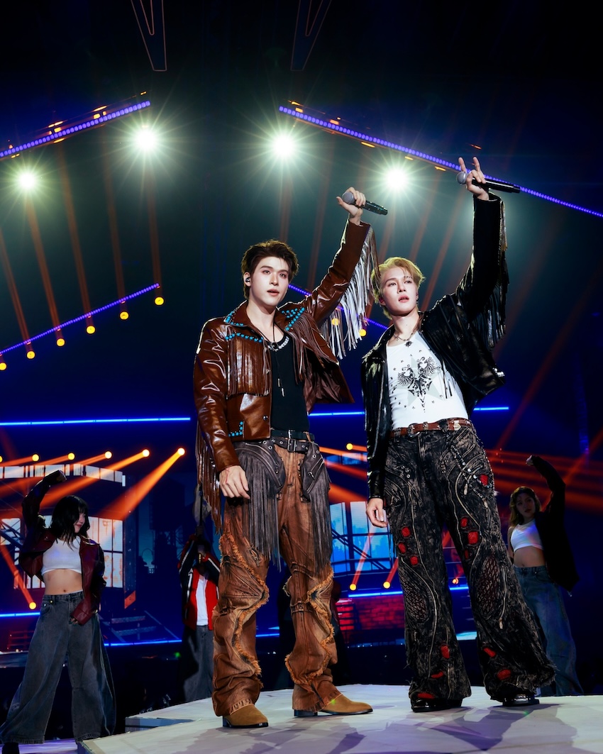 สกาย วงศ์รวี และ นานิ หิรัญกฤษฎิ์ กำลังแสดงบนเวทีในงานแฟนคอน 8