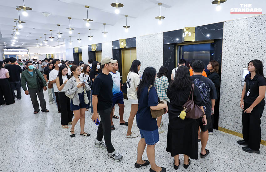 ผู้ประกันตนจำนวนมากต่อแถวรอใช้ลิฟต์เพื่อขึ้นไปใช้สิทธิเลือกตั้งคณะกรรมการประกันสังคมที่อาคารสีลมคอมเพล็กซ์ 1