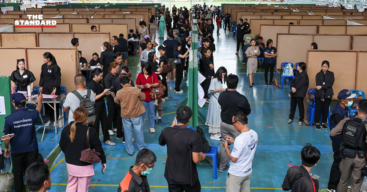 บรรยากาศการเลือกตั้งคณะกรรมการประกันสังคมที่โรงเรียนสมุทรปราการ มีผู้ประกันตนทยอยมาใช้สิทธิอย่างคึกคัก