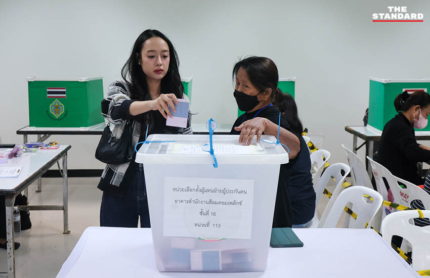 ผู้ประกันตนจำนวนมากต่อแถวรอใช้ลิฟต์เพื่อขึ้นไปใช้สิทธิเลือกตั้งคณะกรรมการประกันสังคมที่อาคารสีลมคอมเพล็กซ์ 5