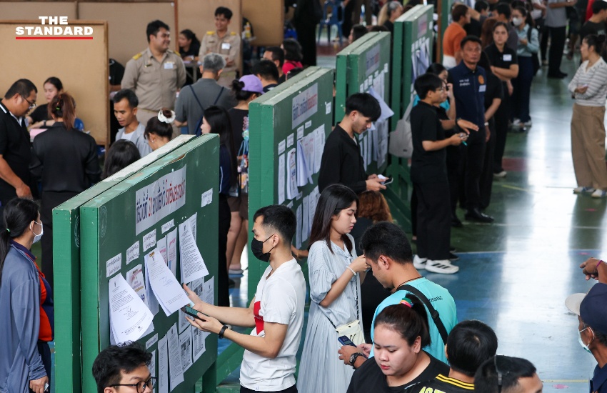 ภาพทีมประกันสังคมก้าวหน้า 14 คน บนพื้นหลังรูปตาชั่งที่เอียงไปฝั่งทีมประกันสังคมก้าวหน้า 2