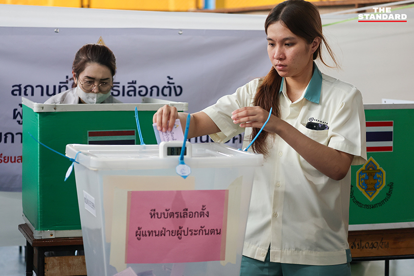 บรรยากาศการเลือกตั้งคณะกรรมการประกันสังคมที่โรงเรียนสมุทรปราการ มีผู้ประกันตนทยอยมาใช้สิทธิอย่างคึกคัก 3