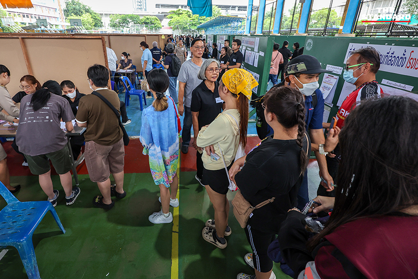 บรรยากาศการเลือกตั้งคณะกรรมการประกันสังคมที่โรงเรียนสมุทรปราการ มีผู้ประกันตนทยอยมาใช้สิทธิอย่างคึกคัก 4