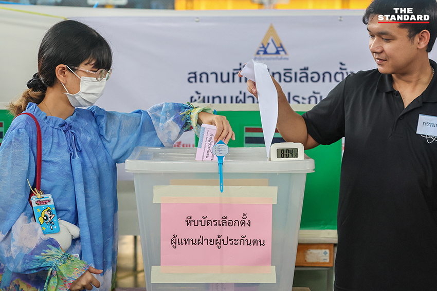บรรยากาศการเลือกตั้งคณะกรรมการประกันสังคมที่โรงเรียนสมุทรปราการ มีผู้ประกันตนทยอยมาใช้สิทธิอย่างคึกคัก 6