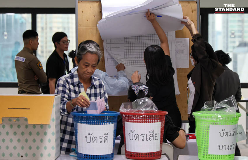 เจ้าหน้าที่กำลังนับคะแนนเลือกตั้งคณะกรรมการประกันสังคมที่อาคารสีลมคอมเพล็กซ์ 3