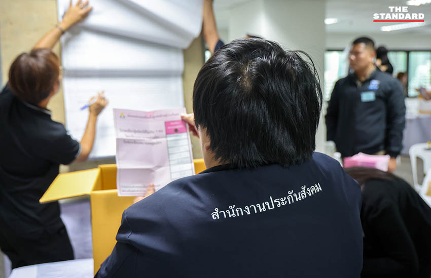 เจ้าหน้าที่กำลังนับคะแนนเลือกตั้งคณะกรรมการประกันสังคมที่อาคารสีลมคอมเพล็กซ์ 4