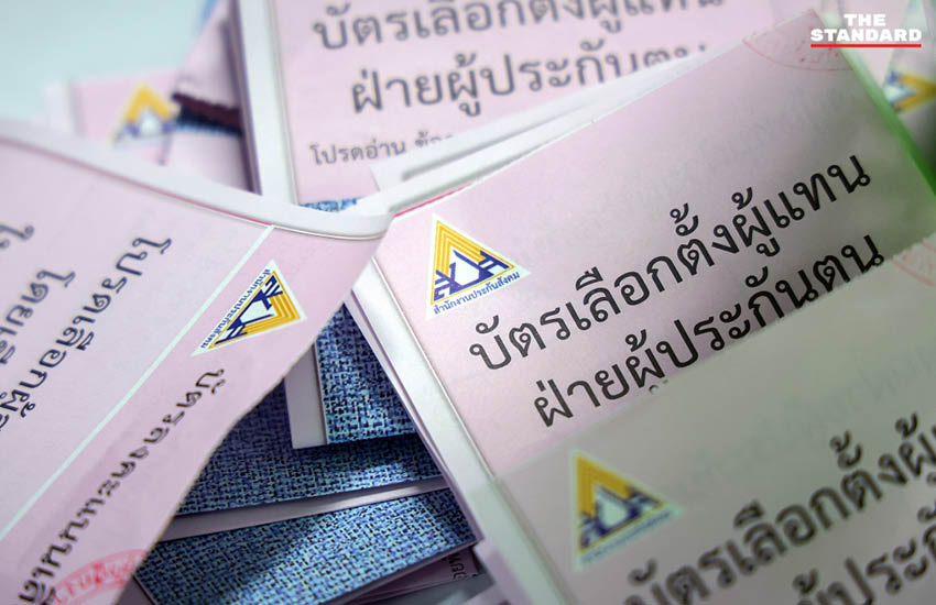 เจ้าหน้าที่กำลังนับคะแนนเลือกตั้งคณะกรรมการประกันสังคมที่อาคารสีลมคอมเพล็กซ์ 9