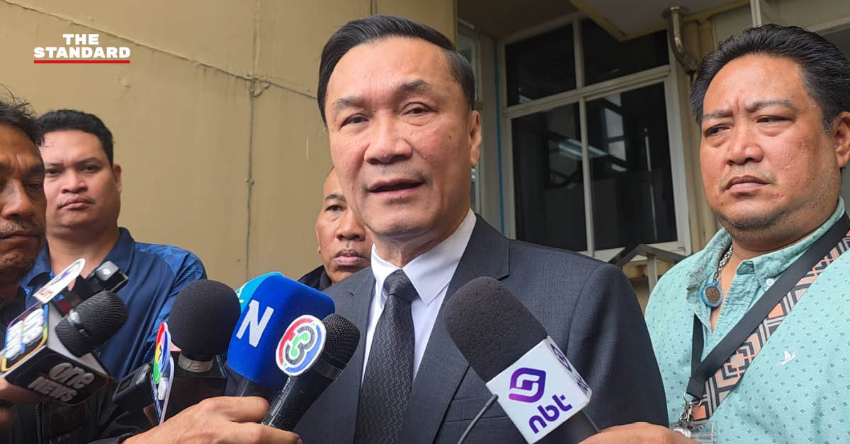 ทรงศักดิ์ ทองศรี รองนายกรัฐมนตรี ให้สัมภาษณ์สื่อมวลชน