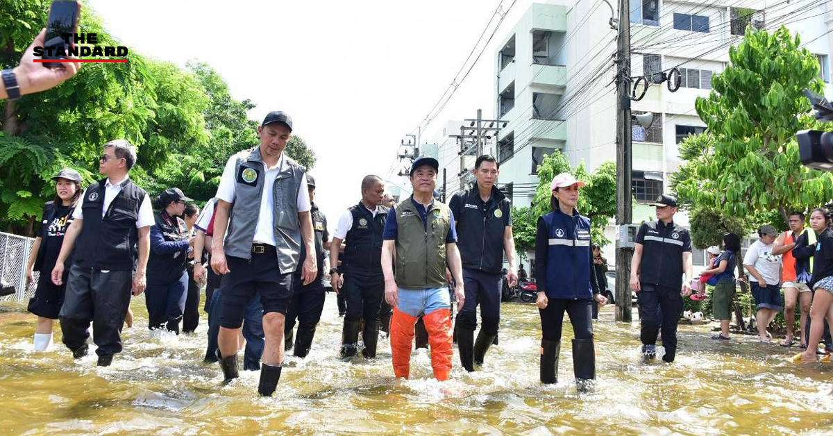 สุริยะ จึงรุ่งเรืองกิจ รัฐมนตรีว่าการกระทรวงเกษตรและสหกรณ์ ลงพื้นที่น้ำท่วมเคหะชุมชนออเงิน มอบถุงยังชีพและติดตามการสูบน้ำ