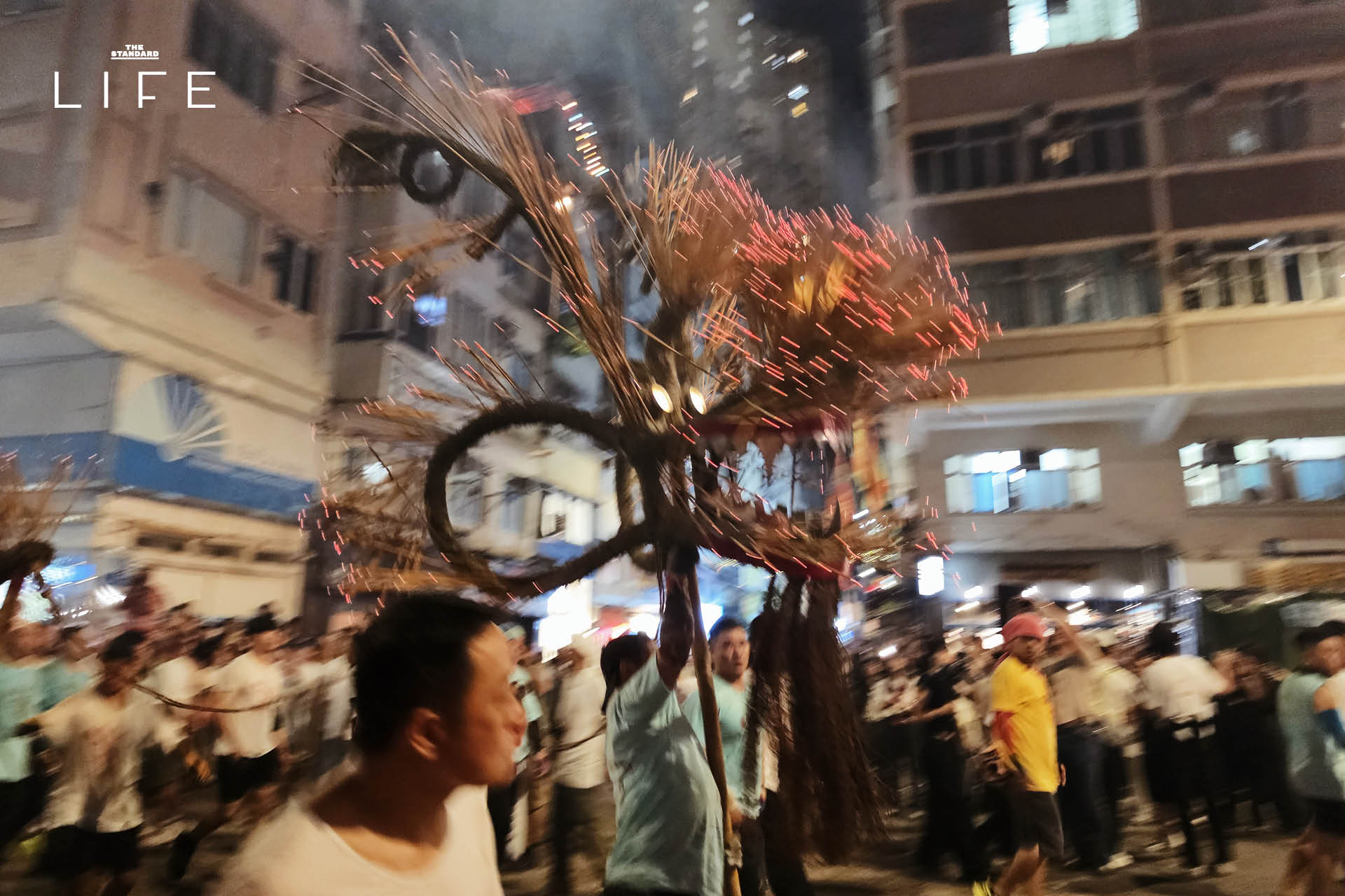 ขบวนเชิดมังกรไฟปักธูปส่องสว่างในเทศกาล Tai Hang Fire Dragon Dance ที่ฮ่องกง 1