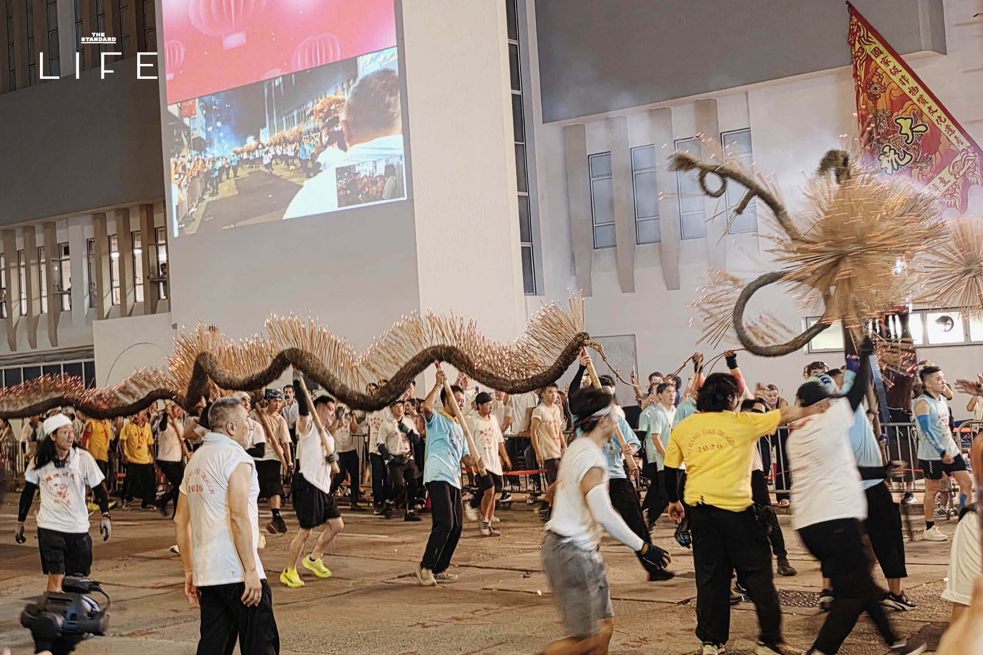 ขบวนเชิดมังกรไฟปักธูปส่องสว่างในเทศกาล Tai Hang Fire Dragon Dance ที่ฮ่องกง 10