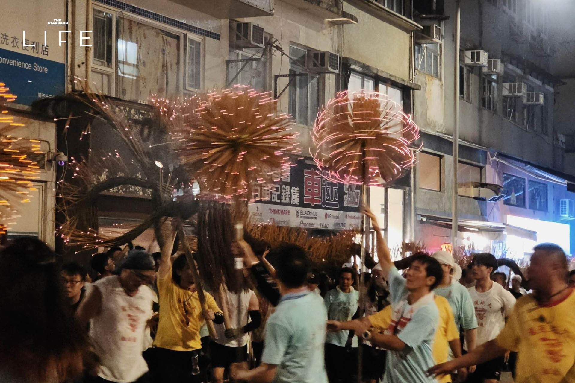 ขบวนเชิดมังกรไฟปักธูปส่องสว่างในเทศกาล Tai Hang Fire Dragon Dance ที่ฮ่องกง 11