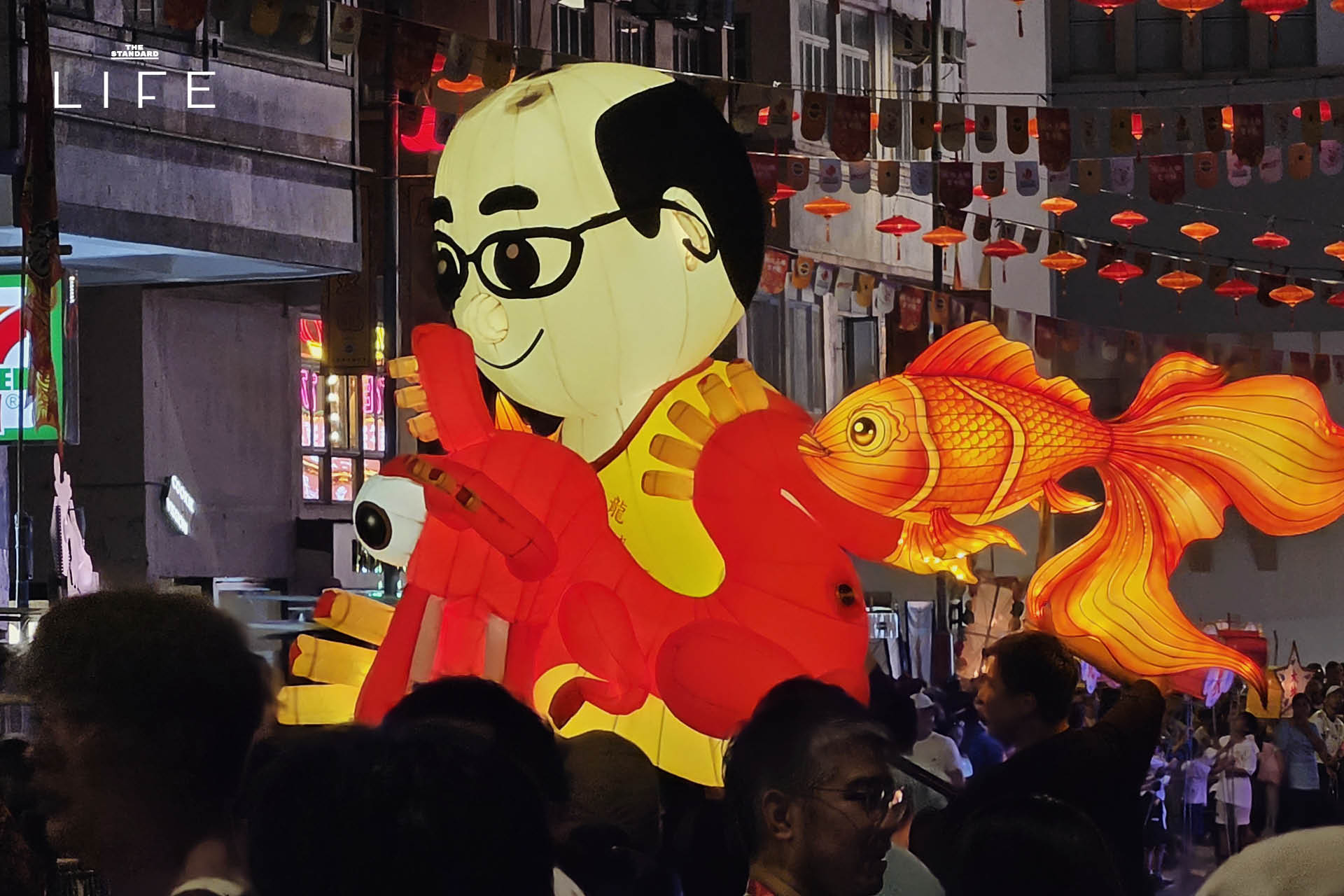 ขบวนเชิดมังกรไฟปักธูปส่องสว่างในเทศกาล Tai Hang Fire Dragon Dance ที่ฮ่องกง 12