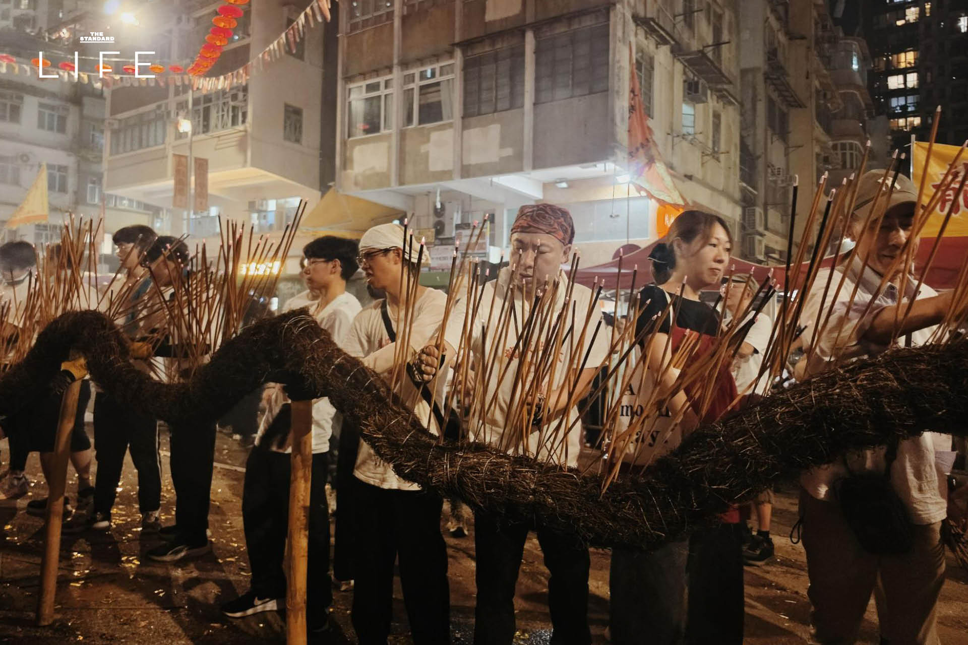 ขบวนเชิดมังกรไฟปักธูปส่องสว่างในเทศกาล Tai Hang Fire Dragon Dance ที่ฮ่องกง 4