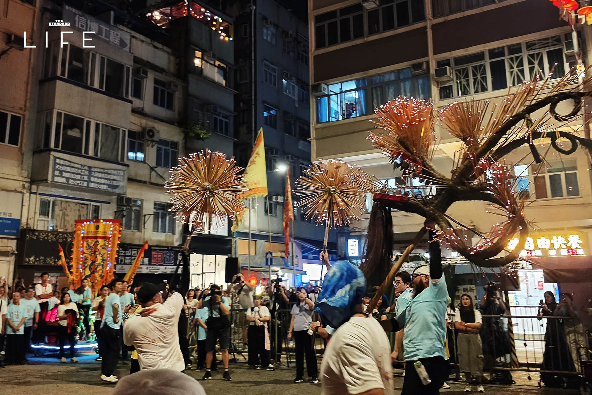 ขบวนเชิดมังกรไฟปักธูปส่องสว่างในเทศกาล Tai Hang Fire Dragon Dance ที่ฮ่องกง 6