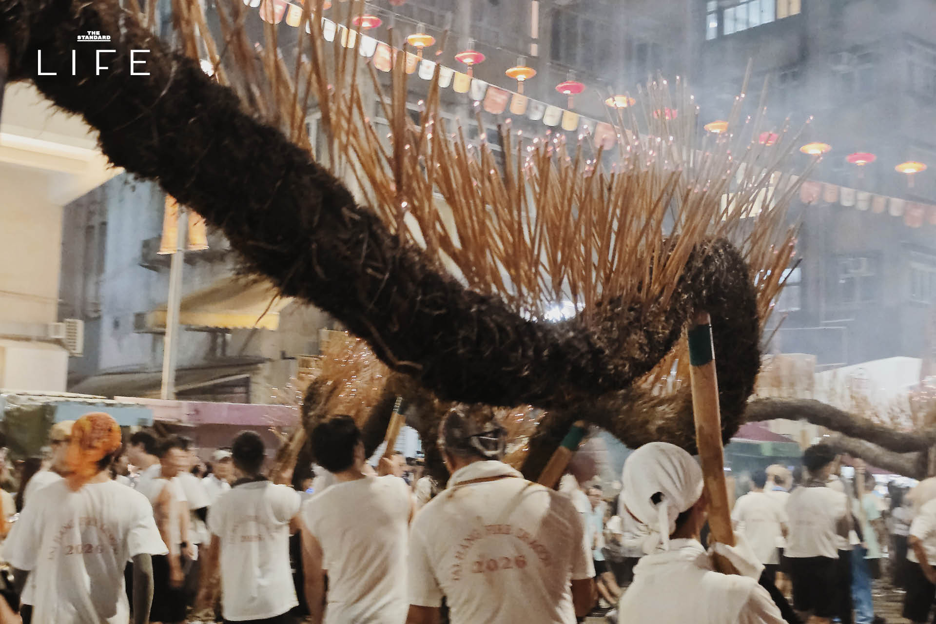 ขบวนเชิดมังกรไฟปักธูปส่องสว่างในเทศกาล Tai Hang Fire Dragon Dance ที่ฮ่องกง 8
