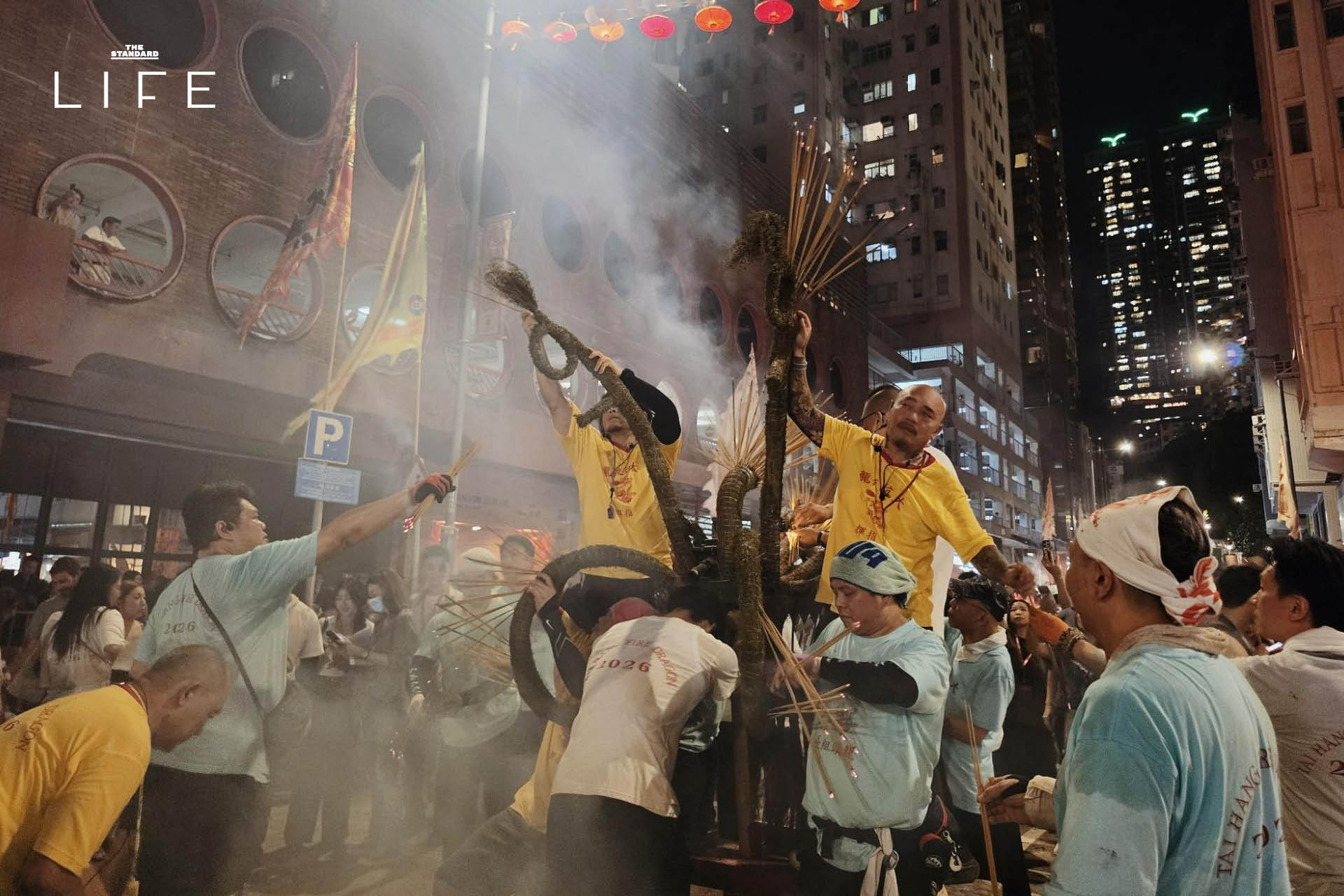 ขบวนเชิดมังกรไฟปักธูปส่องสว่างในเทศกาล Tai Hang Fire Dragon Dance ที่ฮ่องกง 9