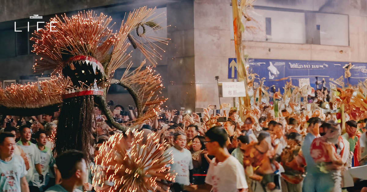 ขบวนเชิดมังกรไฟปักธูปส่องสว่างในเทศกาล Tai Hang Fire Dragon Dance ที่ฮ่องกง