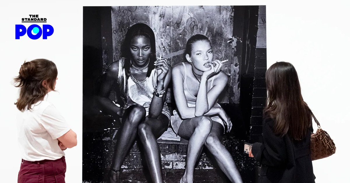 ภาพบรรยากาศภายในนิทรรศการ The 90s: Art and Fashion ที่ Tate Britain