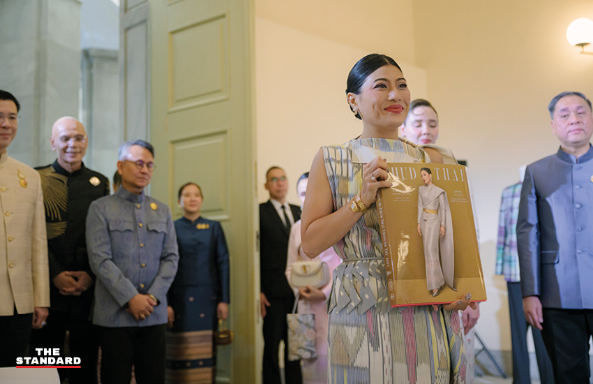 ภาพปกหนังสือ ‘ชุดไทยแห่งยุคสมัย’ จัดแสดงพร้อมชุดไทยพระราชนิยม 1