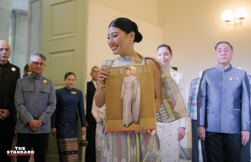 ภาพปกหนังสือ ‘ชุดไทยแห่งยุคสมัย’ จัดแสดงพร้อมชุดไทยพระราชนิยม 3