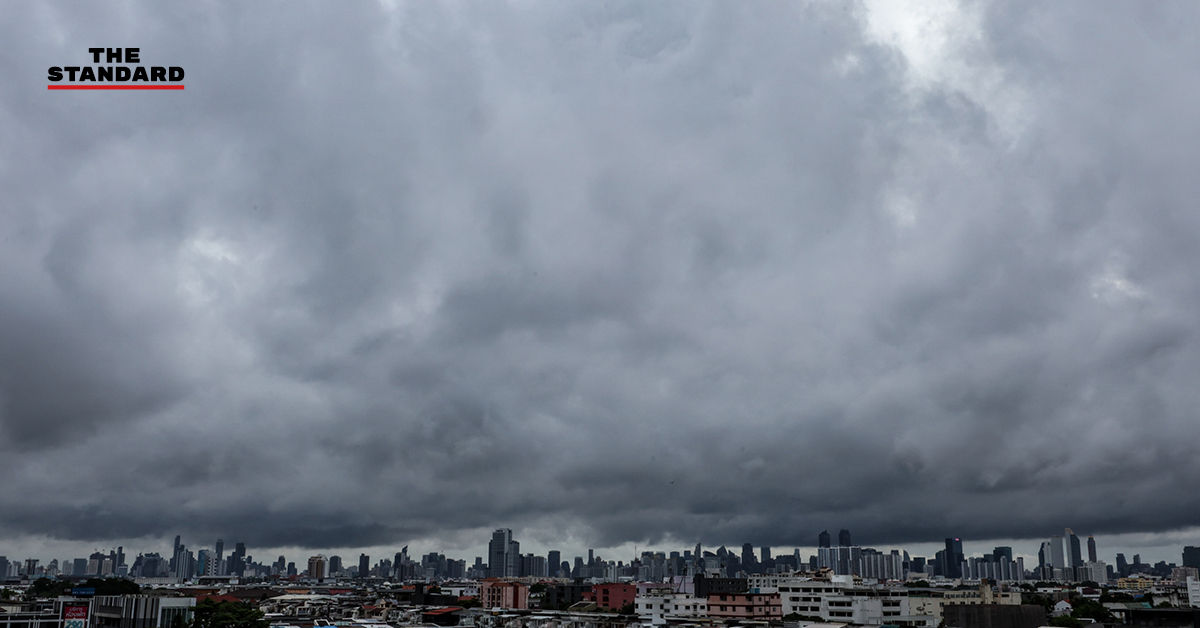 ภาพท้องฟ้ามืดครึ้มและฝนตกหนักตามคำเตือนของกรมอุตุนิยมวิทยา