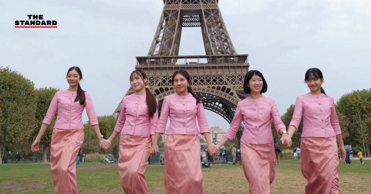เยาวชนไทย 12 คน สวมชุดไทยพระราชนิยม ถ่ายภาพหน้าหอไอเฟล กรุงปารีส