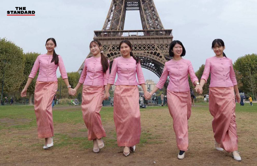 เยาวชนไทย 12 คน สวมชุดไทยพระราชนิยม ถ่ายภาพหน้าหอไอเฟล กรุงปารีส 1