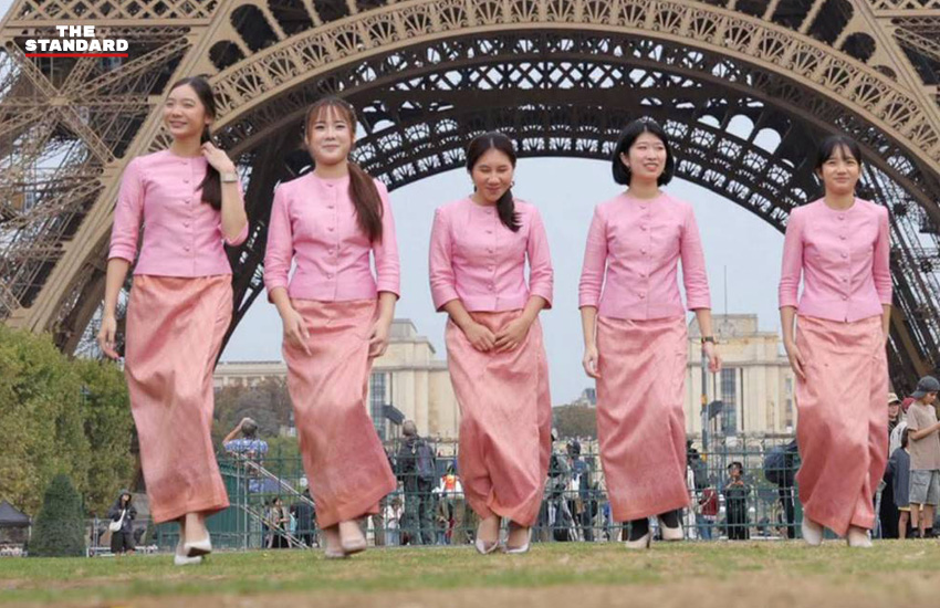 เยาวชนไทย 12 คน สวมชุดไทยพระราชนิยม ถ่ายภาพหน้าหอไอเฟล กรุงปารีส 2