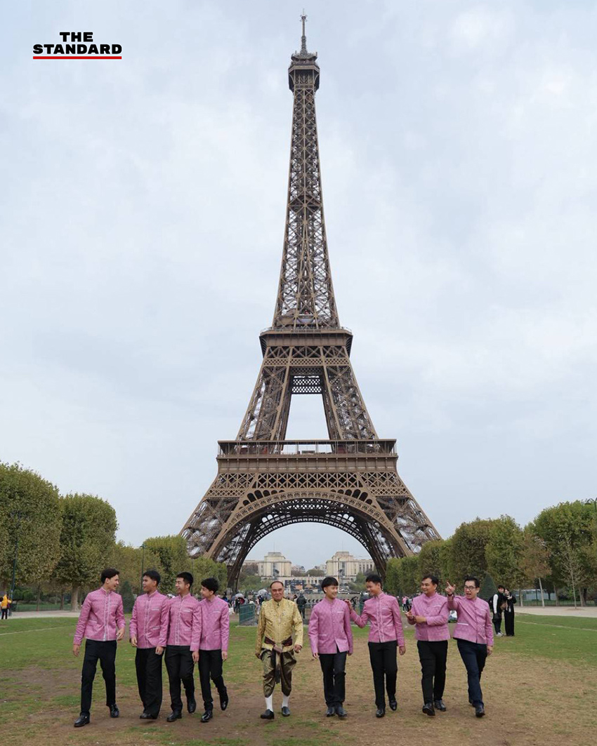 เยาวชนไทย 12 คน สวมชุดไทยพระราชนิยม ถ่ายภาพหน้าหอไอเฟล กรุงปารีส 3