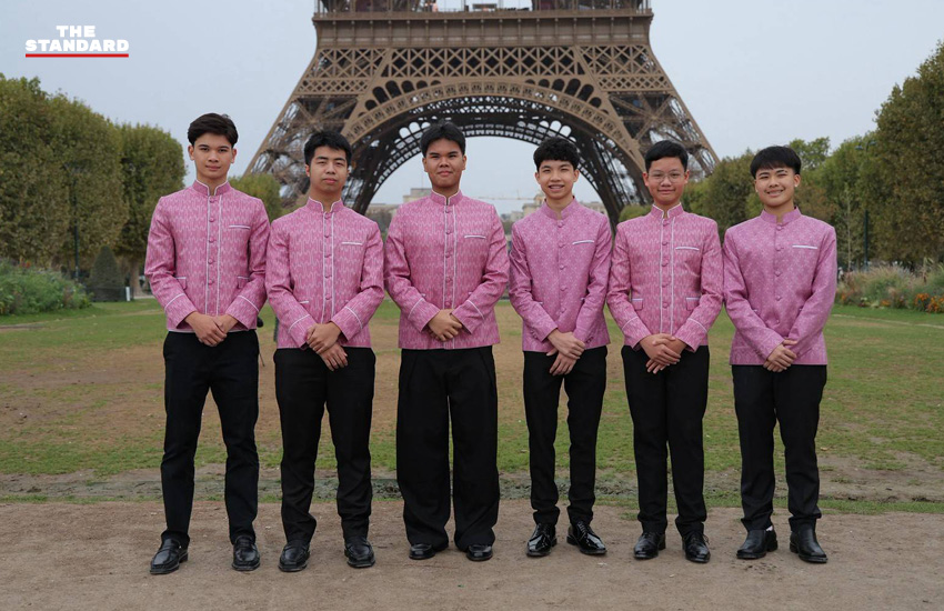เยาวชนไทย 12 คน สวมชุดไทยพระราชนิยม ถ่ายภาพหน้าหอไอเฟล กรุงปารีส 4