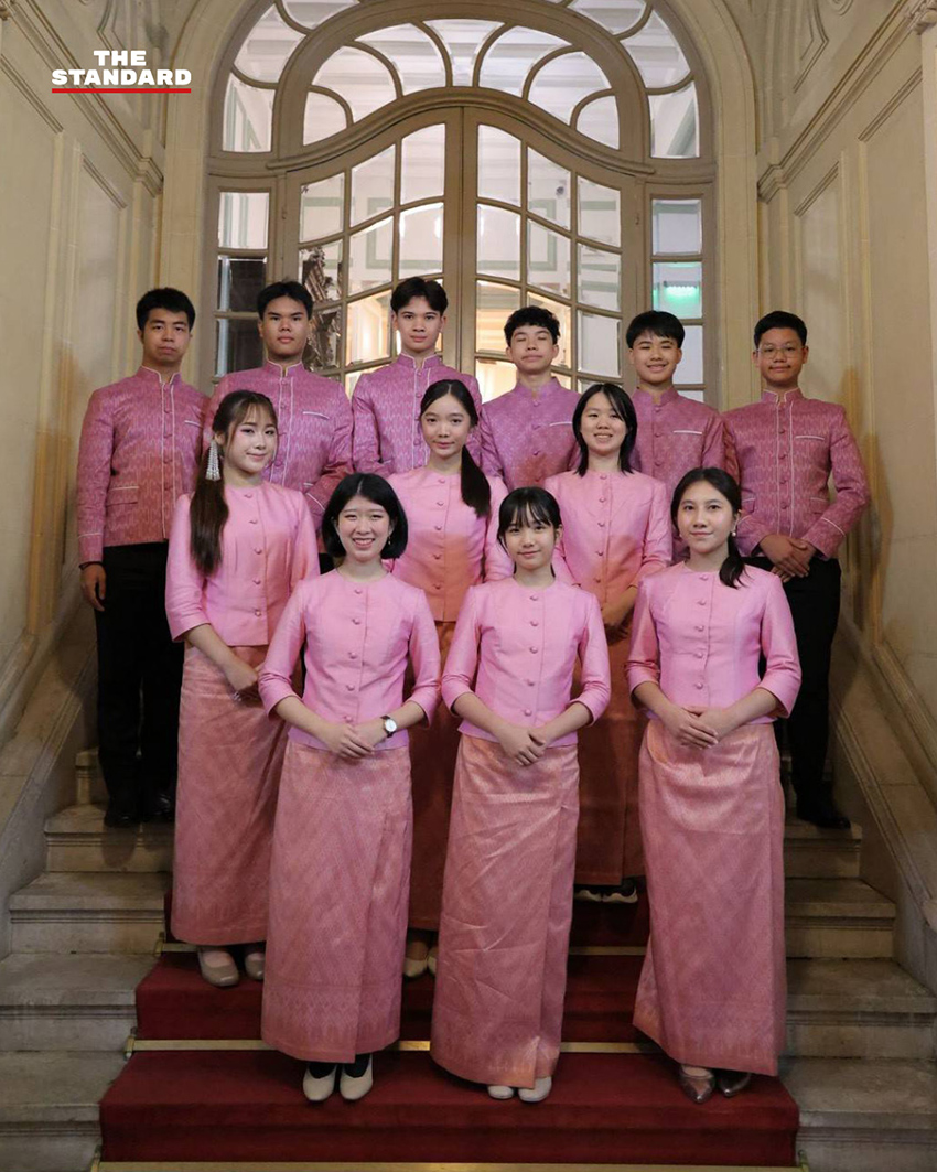 เยาวชนไทย 12 คน สวมชุดไทยพระราชนิยม ถ่ายภาพหน้าหอไอเฟล กรุงปารีส 5